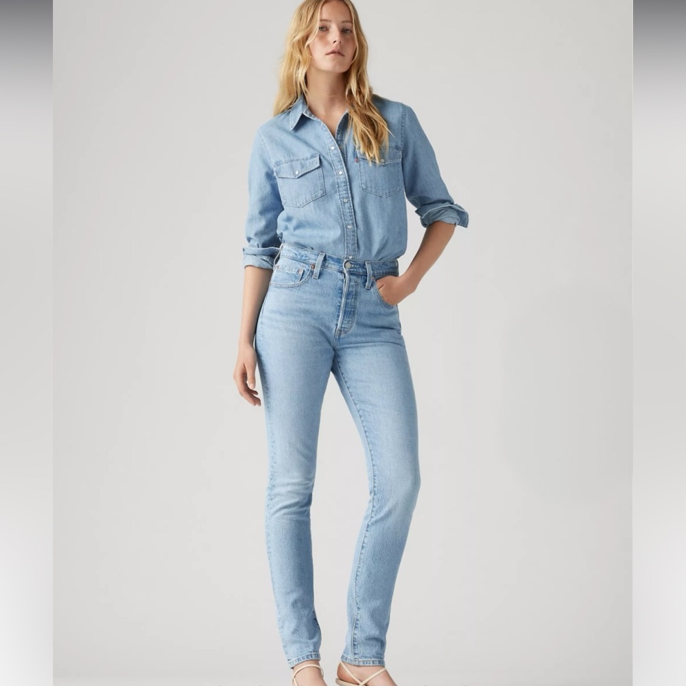 NWT Levi's Light Blue Skinny Jeans for Women. Distressed look